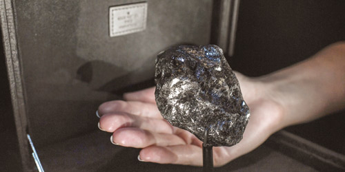 عرض ماسة خام نادرة بحجم كرة مضرب في باريس 