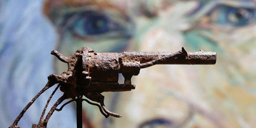  لوحة لفان غوخ وأمامها السلاح الذي يعتقد أنه انتحر بواسطته