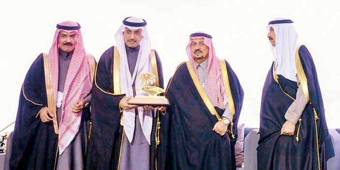  أمير منطقة الرياض أثناء تكريمه بنك الراجحي