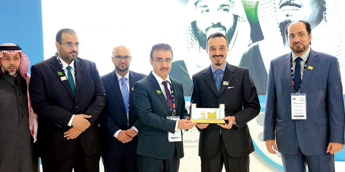   الأمير خالد يتسلم درعاً تذكارياً من ال فهيد