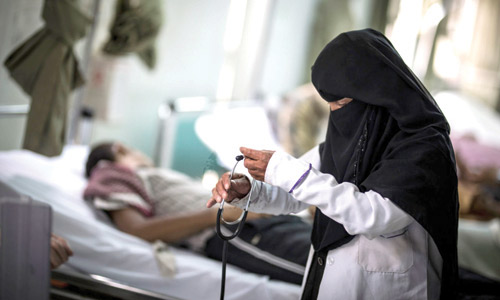  طبيبة يمنية في أحد مستشفيات العاصمة المؤقتة عدن