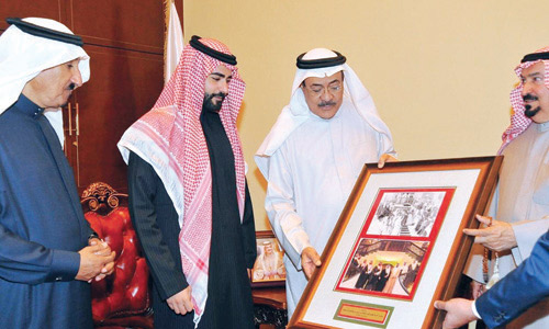 الأمير سلطان بن أحمد يزور مركز عيسى الثقافي 