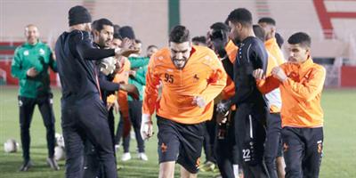 بالممر الشرفي.. لاعبو الاتفاق يرحبون بأزارو والسالم 