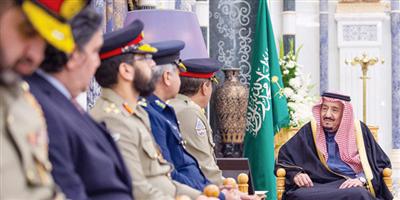 خادم الحرمين يستعرض سبل تعزيز التعاون مع رئيس الأركان الباكستاني 