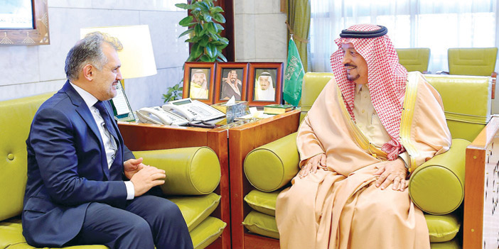  الأمير فيصل بن بندر خلال استقباله  السفير الأفغاني