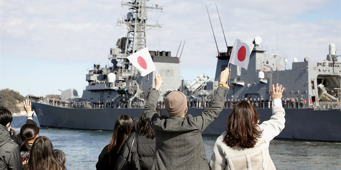  يابانيون في وداع طاقم المدمرة