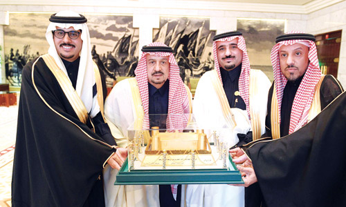  الأمير فيصل بن بندر خلال استقباله الزوبع