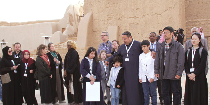  السفراء وعوائلهم مع أبنائهم في الجولة داخل حي طريف