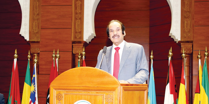  الزميل رئيس التحرير الأستاذ خالد المالك خلال محاضرته داخل القاعة الرئيسية