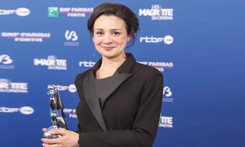 الممثلة مريم أخديو تقدم جائزتها لأفضل ممثلة مساعدة 