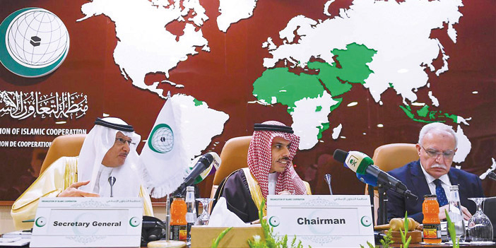 وزير الخارجية السعودي وإلى جانبه وزير الخارجية الفلسطيني والأمين العام للمنظمة