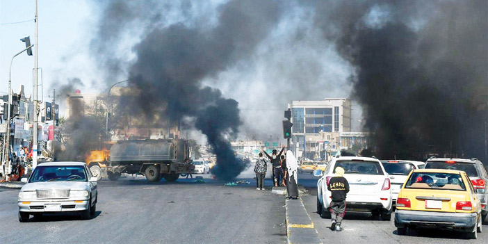  جانب من المصادمات التي حدثت بين المتظاهرين وأنصار الصدر في بغداد