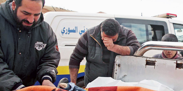  سوري يبكي بالقرب من جثة إحدى ضحايا القصف على إدلب