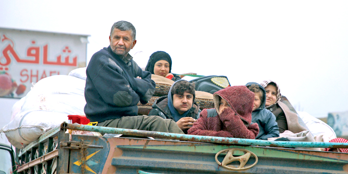  إحدى العائلات السورية التي فرت من إدلب بعد عمليات القصف الجوي
