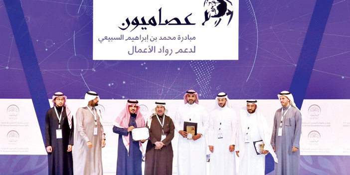  جانب من تكريم الفائزين بجائزة (عصاميون)