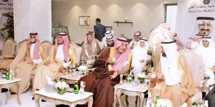  الأمير خالد بن سلطان خلال الافتتاح