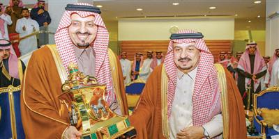 أمير منطقة الرياض توَّج إسطبل الشريف والإسطبل الأحمراني بكأسي الملك 