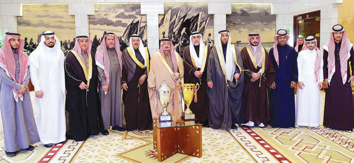  الأمير فيصل بن بندر خلال استقباله المطيري وأعضاء المجلس