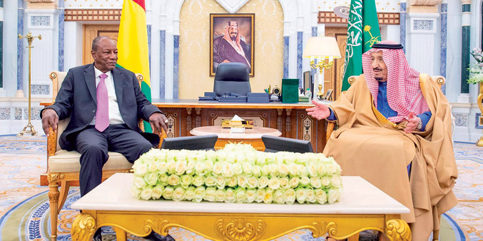  خادم الحرمين خلال استقباله ومباحثاته مع رئيس غينيا كوناكري