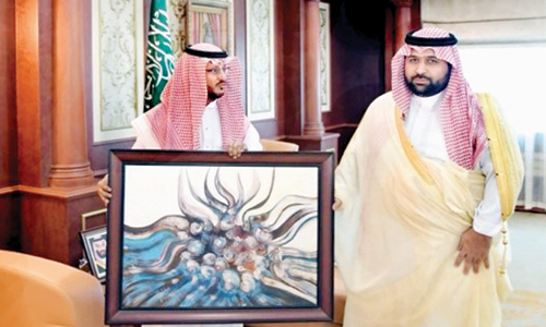  الأمير محمد بن عبدالعزيز يتسلم لوحة مهداة من الفنان نبيل شيعاني