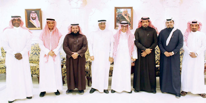  محافظ الجبيل يتوسط الإعلاميين