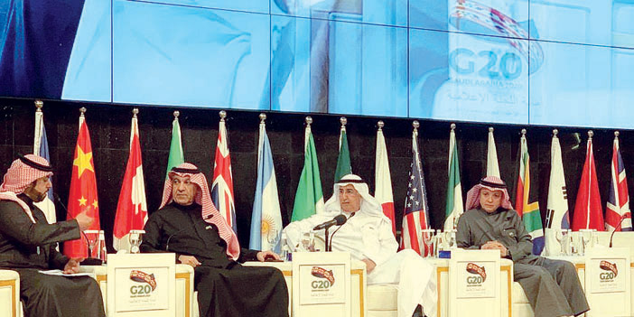  وزير الإعلام وفهد المبارك وفهد التونسي خلال الملتقى