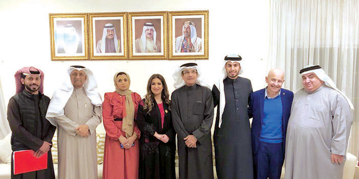 الصحفيون في البحرين يهدون كتاباً يحمل توقيعاتهم لملك البحرين 