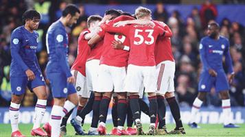 يونايتد يسقط تشلسي ويقلِّص الفارق مع المركز الرابع 