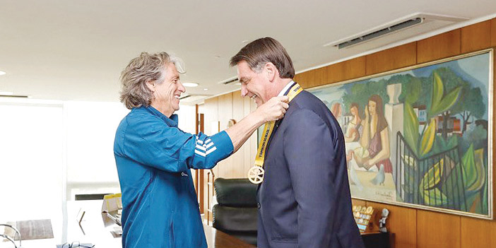  جيسوس يقلّد الرئيس «ميدالية» السوبر