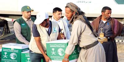 توزيع 1.000 سلة غذائية للنازحين من صنعاء إلى مأرب 