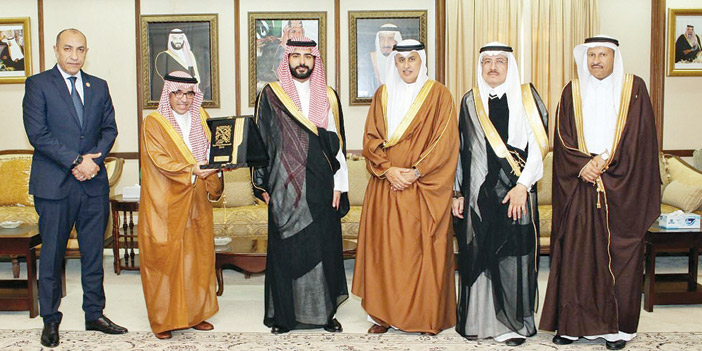  الأمير سلطان بن أحمد في صورة جماعية مع د. آل فهيد والزياني