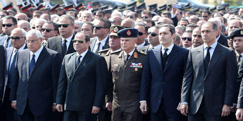 الرئيس المصري يتقدَّم الجنازة العسكرية للرئيس الأسبق مبارك 