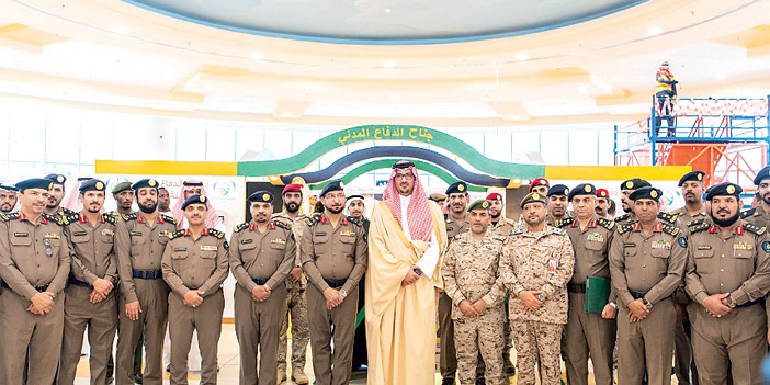  صورة جماعية للأمير سعود مع رجال الدفاع المدني