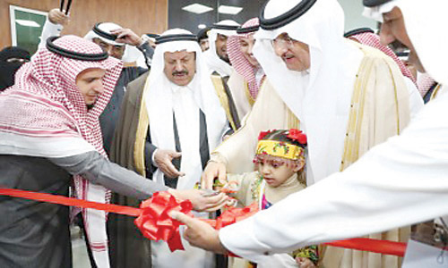  محافظ شقراء يفتتح المهرجان