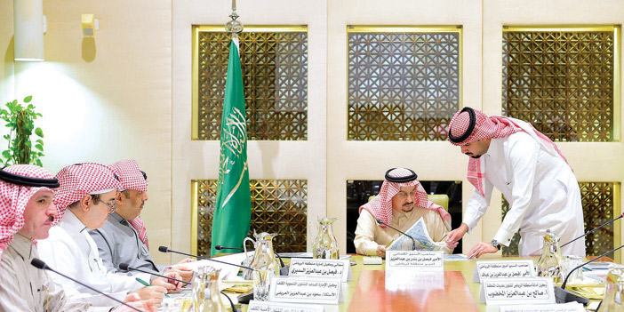  الأمير فيصل بن بندر خلال اجتماعه مع أمين منطقة الرياض