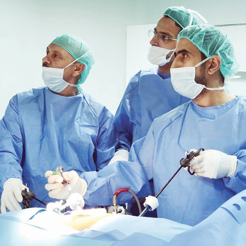  الفريق الطبي أثناء العملية