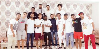 مدخلي يبعد لاعبي الوحدة عن ضغوط ضمك بمأدبة عشاء 