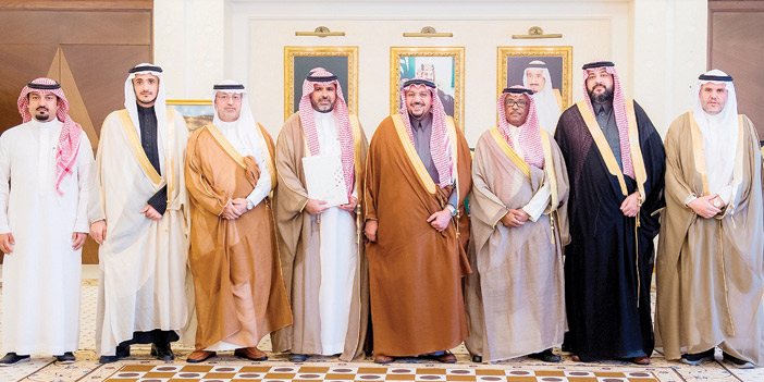  صورة جماعية مع أمير القصيم عقب مراسم توقيع الاتفاقية