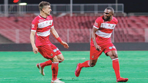  فرحة بأحد الأهداف الثلاثة في ضمك