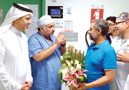  أول متعاف في المملكة حاملاً باقة من الورد