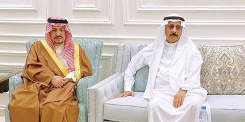 أمير الرياض يقدم واجب العزاء لأسرة الأمير عبدالعزيز بن فرحان