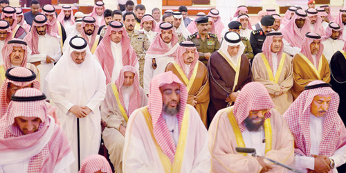 الأمراء يؤدون صلاة الميت على الأمير عبدالعزيز بن فرحان 