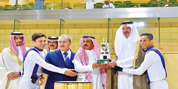  الأمير بندر بن خالد الفيصل يسلم كأس المؤسس لمطلق أبو اثنين