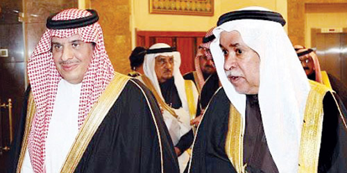  لقطة أرشيفية للأمير سلطان بن فهد مع الفقيد الشيخ عيسى بن راشد
