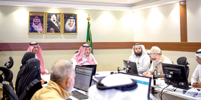 الأمير فيصل بن سلمان خلال جولته التفقدية على مركز القيادة والتحكم بصحة المدينة المنورة