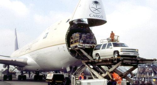 استمرار استقبال البضائع عبر محطات الشحن الجوي 