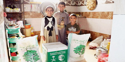 مركز الملك سلمان للإغاثة: توزيع السلال الغذائية الشهرية على الأيتام من محافظات يمنية عدة 