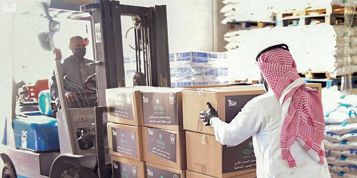  جانب من عملية توزيع السلال الغذائية