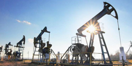 سعر خام النفط القياسي ينخفض 4.30 % وتراجع سعر الذهب 0.58 % 