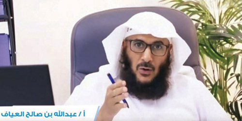 عبدالله العياف خلال تقديمه البرنامج
